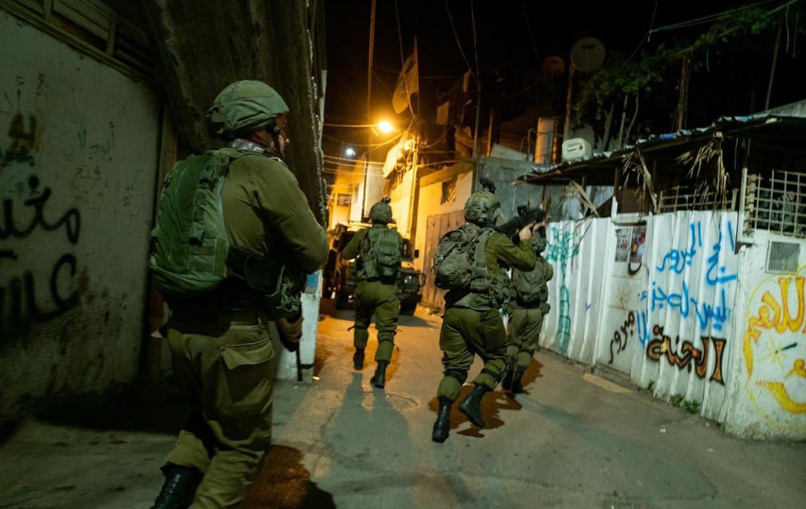 Les forces armées d'occupation sionistes ont lancé, jeudi à l'aube, une campagne de raids et d'arrestations, dans diverses parties de la Cisjordanie occupée, qui a inclus des affrontements.