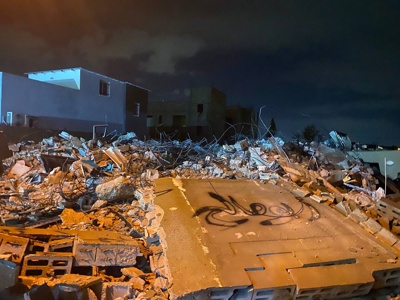 Lundi à l'aube, les forces armées d'occupation nazie sioniste ont lancé une campagne massive de raids dans toute la Cisjordanie occupée, au cours de laquelle elles ont détruit deux maisons à Qaliliya et arrêté des dizaines de citoyens dans toute la Cisjordanie.