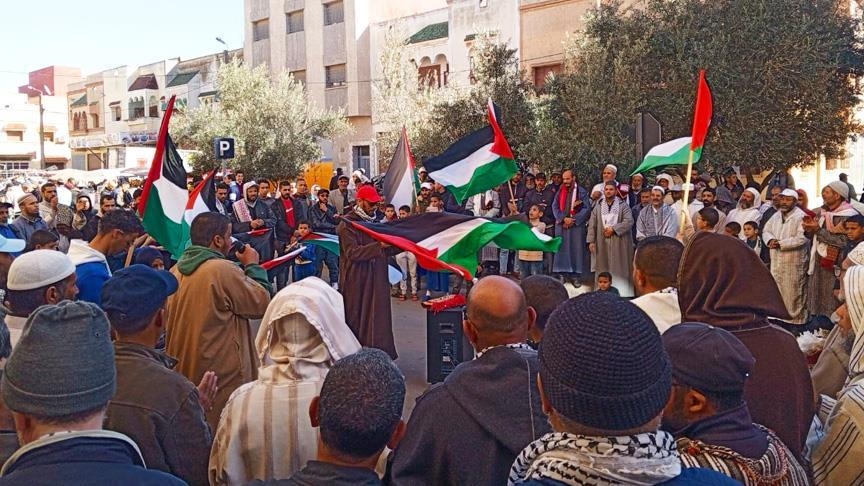 Des milliers de Marocains ont participé à des veillées dans plusieurs villes, après la prière du vendredi, pour dénoncer la poursuite de la guerre génocidaire nazie sioniste, dans la bande de Gaza, hissant le slogan « Non au déplacement des Palestiniens ».