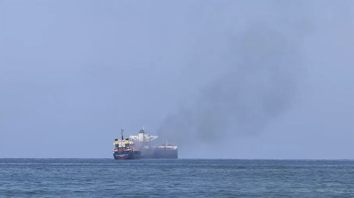 Les forces armées yéménites ont annoncé que leurs forces navales, leurs forces de missiles et leurs forces aériennes sans pilote ont mené une opération militaire conjointe avec un grand nombre de missiles balistiques et navals et de drones, ciblant un navire américain qui apportait son soutien à l'entité sioniste.