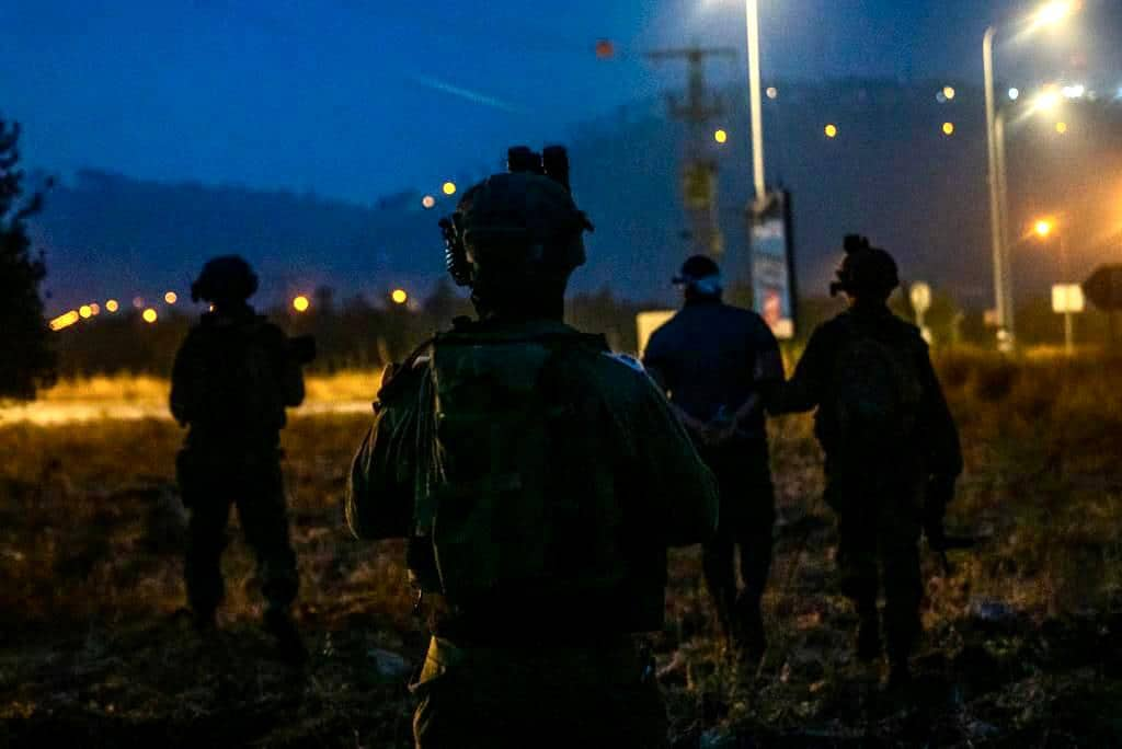 Les forces armées d'occupation nazie sioniste ont lancé, aujourd'hui à l’aube, dimanche, une campagne de raids dans diverses parties de la Cisjordanie occupée, au milieu d'affrontements, y compris l'arrestation de citoyens, dont les deux sœurs du dirigeant Saleh Al-Arouri, assassiné par l’occupation (Israël) dans la capitale libanaise, Beyrouth, au début de ce mois.