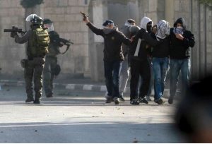 des forces de Mista'arvim enlèvent des palestiniens