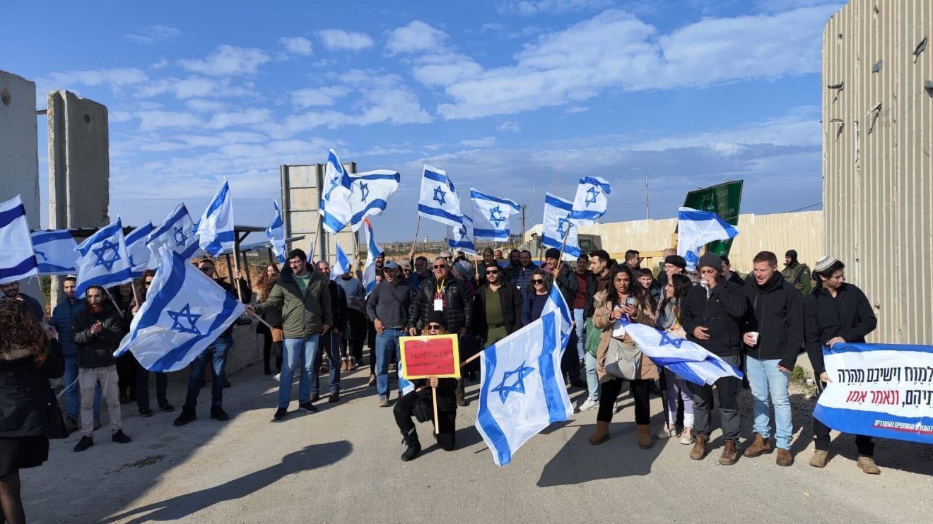 extrémistes sionistes bloquent le passage de Nitsana