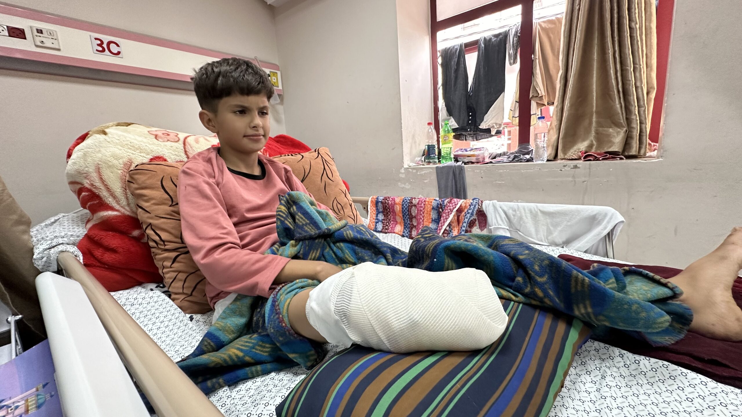 enfant gazaoui avec une jambe amputée