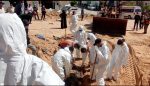 cadavres exhumés depuis un cahrnier à l'hôpital de Naceur