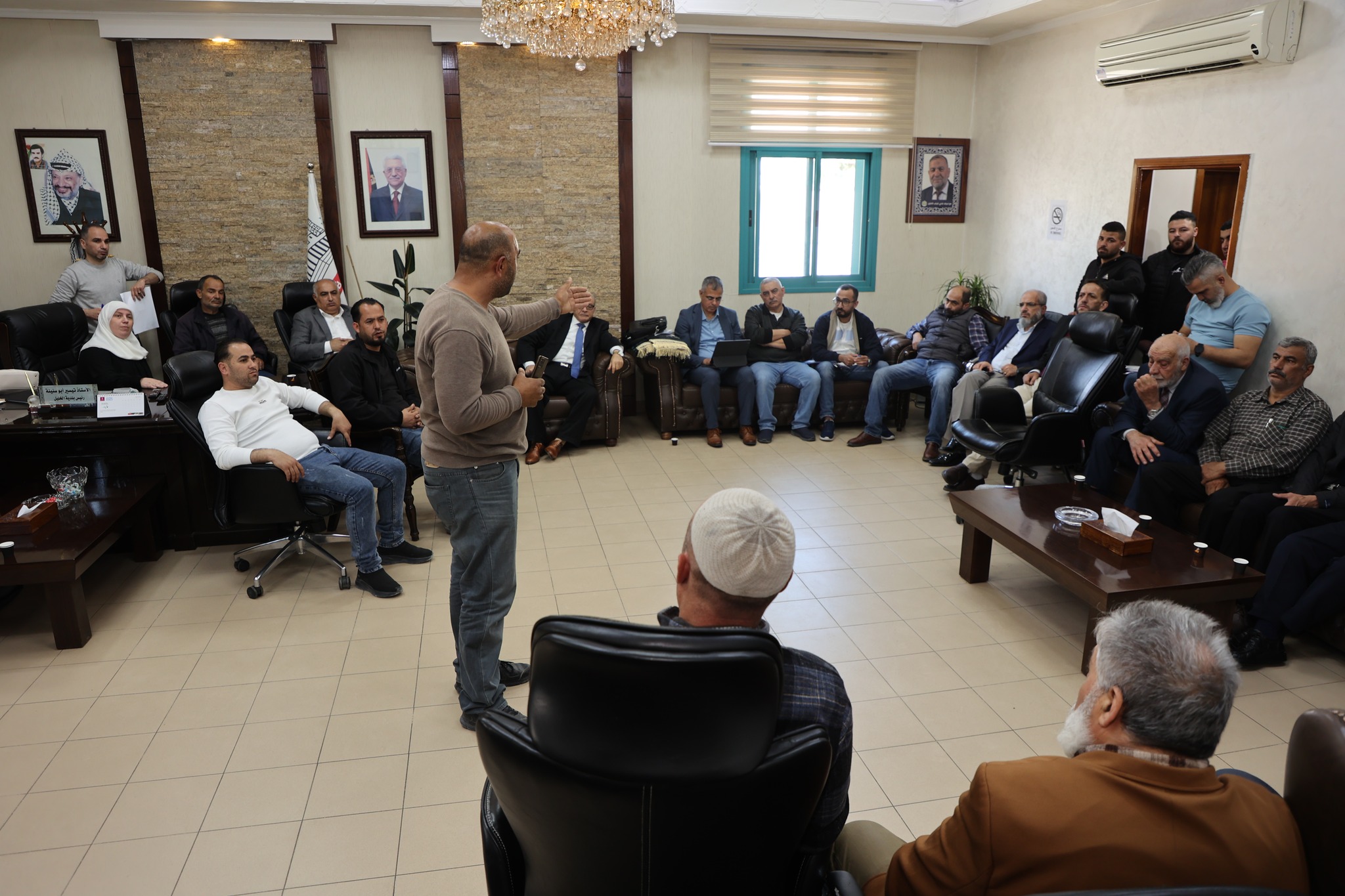 Des organisations à Hébron décident de poursuivre le dossier des confiscation des terres palestiniennes