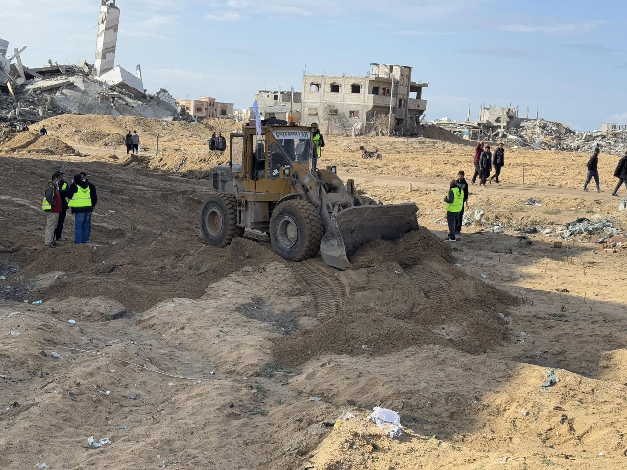 travaux pour installer des tentes à Rafah