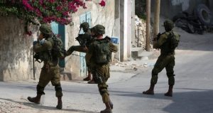 des forces israéliennes envahissent les maisons palestiniennes