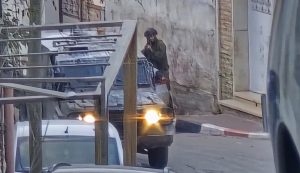 soldat israélien tirant sur des Palestiniens